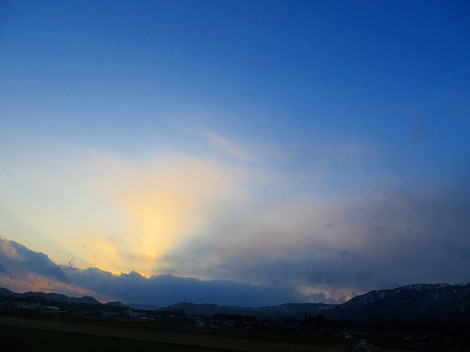 夕焼け少し・・暗くなって冷たい北風・・振り袖騒動・・