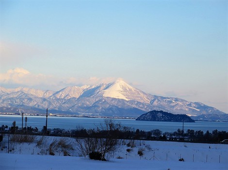 晴れの空に・・寒気が居座り・・・また雪か？