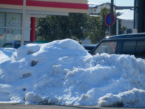 まだまだ低温で一日・・夕方には雪も降り出して・・大雪注意報