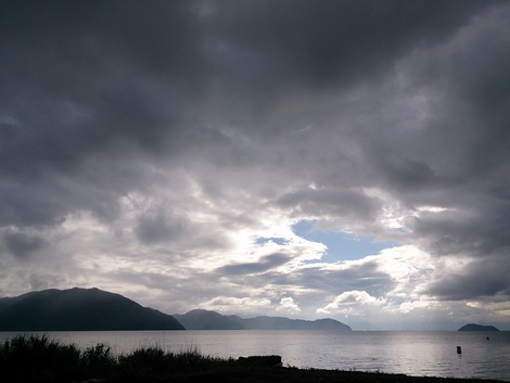 山沿い雨の朝
