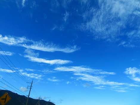 青空のお昼・・茜色の夕焼けで木曜日・・台風18号進路・・