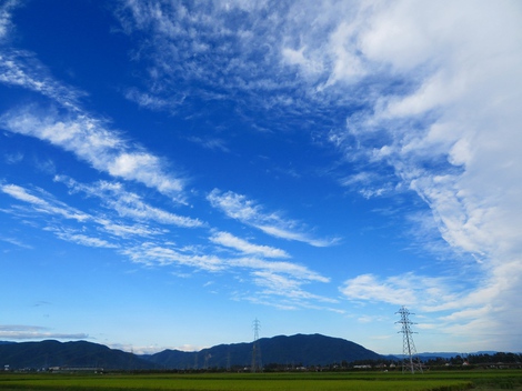 青空のお昼・・茜色の夕焼けで木曜日・・台風18号進路・・