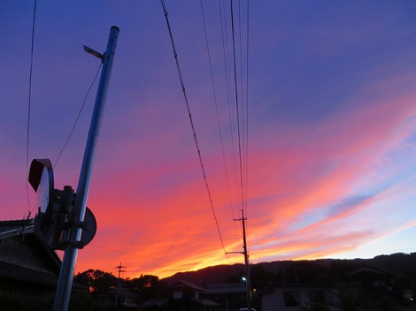 青空のお昼・・茜色の夕焼けで木曜日・・台風18号進路・・