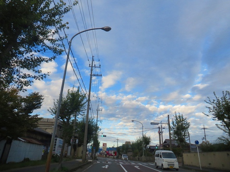 夕方に少し青空・・金曜日もおしまい・・