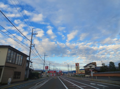 夕方に少し青空・・金曜日もおしまい・・