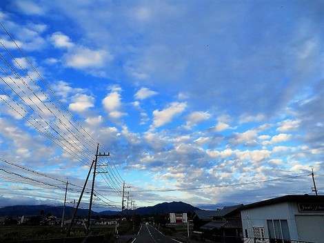 夕方に少し青空・・金曜日もおしまい・・