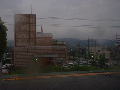 梅雨～～小雨に煙って車窓から