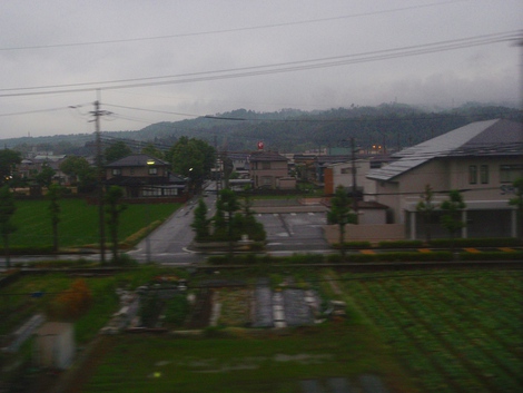 梅雨～～小雨に煙って車窓から