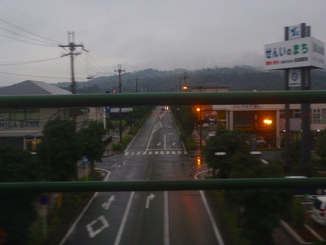 梅雨～～小雨に煙って車窓から