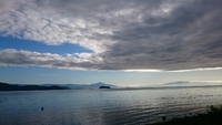 琵琶湖岸から晴れ～背後は灰色の雲が！