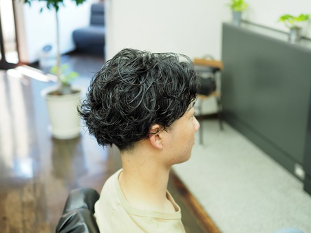 センターパートのパーマヘアー
