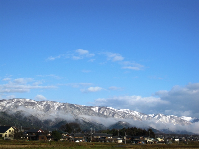 青い空と白・・山