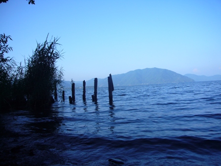 午後の琵琶湖岸