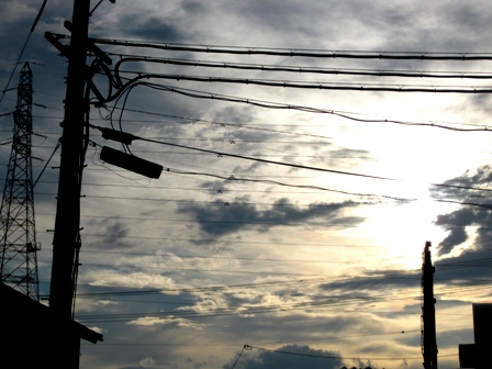 体育館は暑く・・夕日も眩しく
