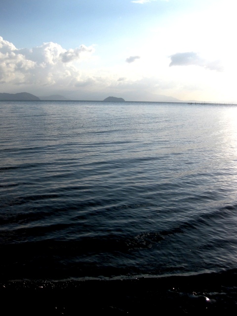 琵琶湖へ朝の光