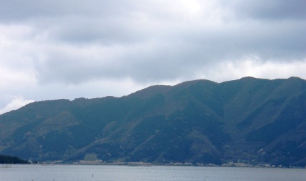薄曇り・山・里・湖を遠望