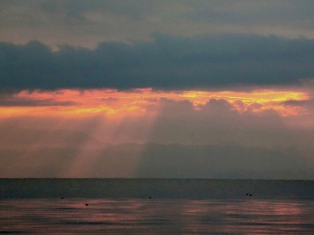 漢字は絆、淡い朝の琵琶湖・・夕方の虹