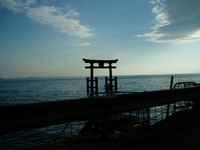 漢字は絆、淡い朝の琵琶湖・・夕方の虹