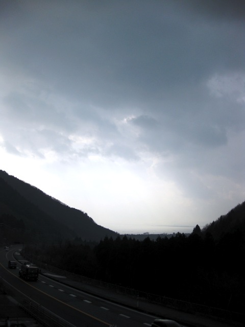 お昼から雨も