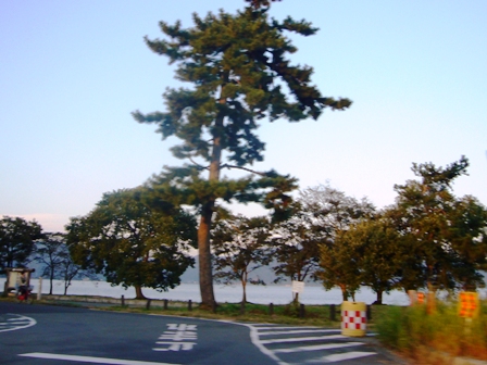 煙たなびき・・日が落ちる