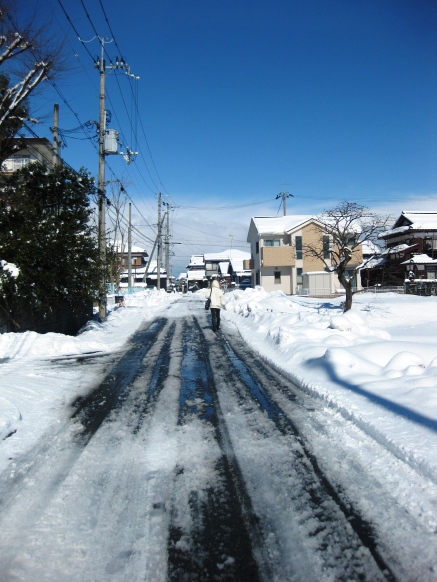 雪の峠は越えて・・冬晴れの碧