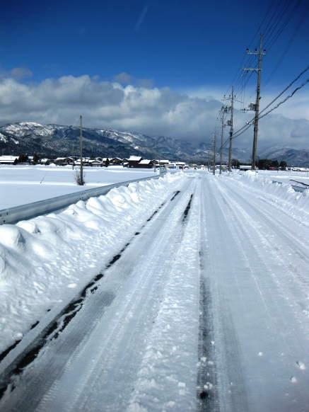 雪の峠は越えて・・冬晴れの碧