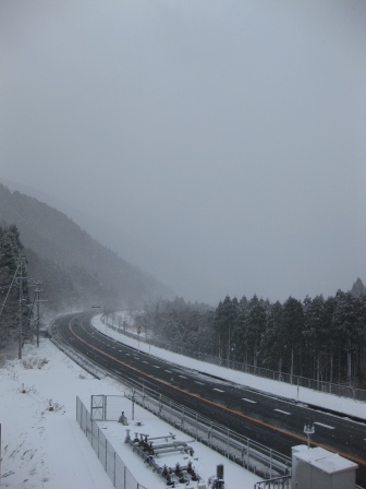 強風、降雪、晴れたり・・