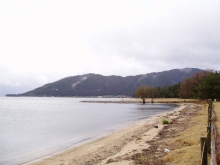 紅梅と虹と雨の高島市の土曜日