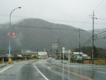 紅梅と虹と雨の高島市の土曜日