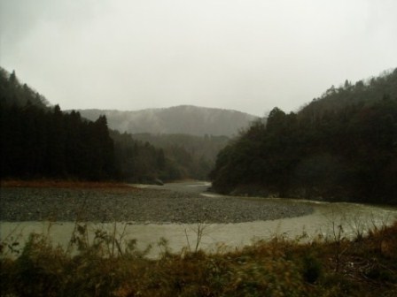 紅梅と虹と雨の高島市の土曜日