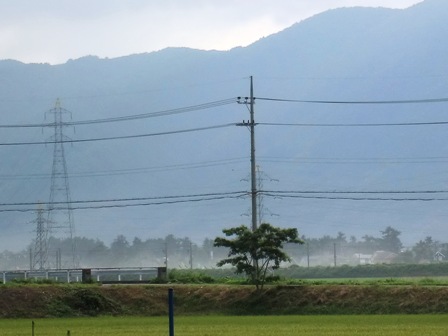 朝は雲間に見え隠れ