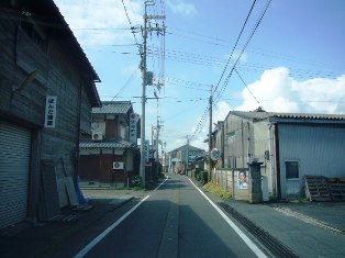 海津の町並を通過