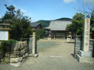 海津の町並を通過