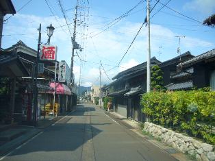 海津の町並を通過