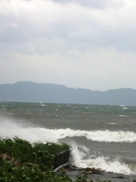琵琶湖に波･･台風
