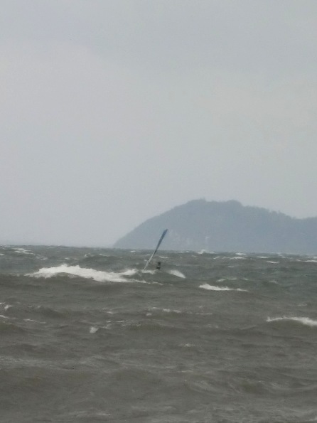 琵琶湖に波･･台風