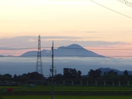 朝に、伊吹山を見る
