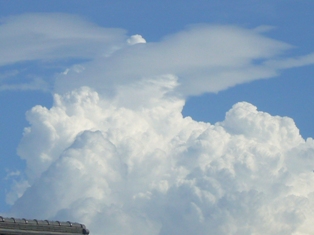 雲がモコモコ