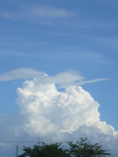 雲がモコモコ