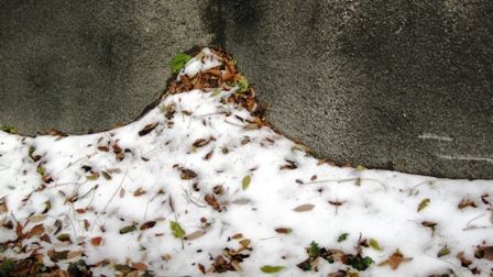 冷たい風、路肩に小さく雪は在原集落です