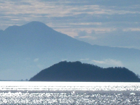 いやな雰囲気の朝でしたが・・琵琶湖は笑顔