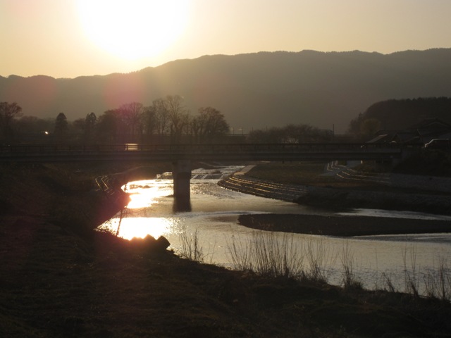 春、夕暮れの月