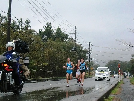 2011びわ湖大学駅伝・・ﾏｷﾉ町通過