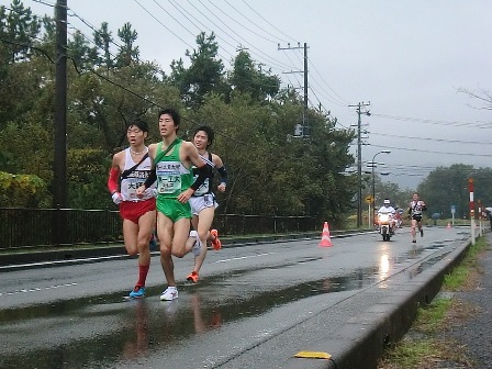 2011びわ湖大学駅伝・・ﾏｷﾉ町通過