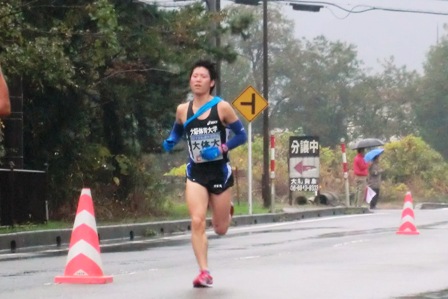 2011びわ湖大学駅伝・・ﾏｷﾉ町通過