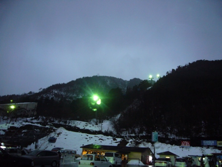 箱館山スキー場・・夕方の駐車場は雨でした