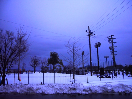 箱館山スキー場・・夕方の駐車場は雨でした