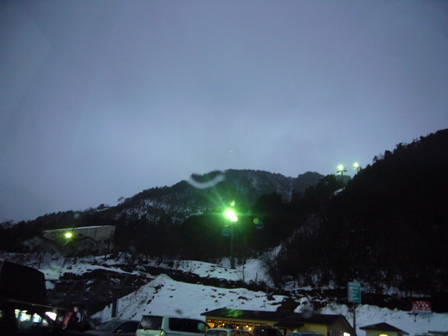 箱館山スキー場・・夕方の駐車場は雨でした