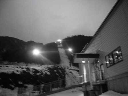 箱館山スキー場・・夕方の駐車場は雨でした