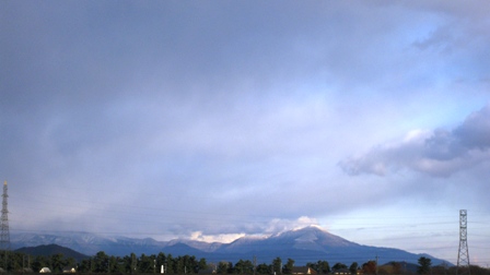 風景・冬を待つ、伊吹山は白くなって。